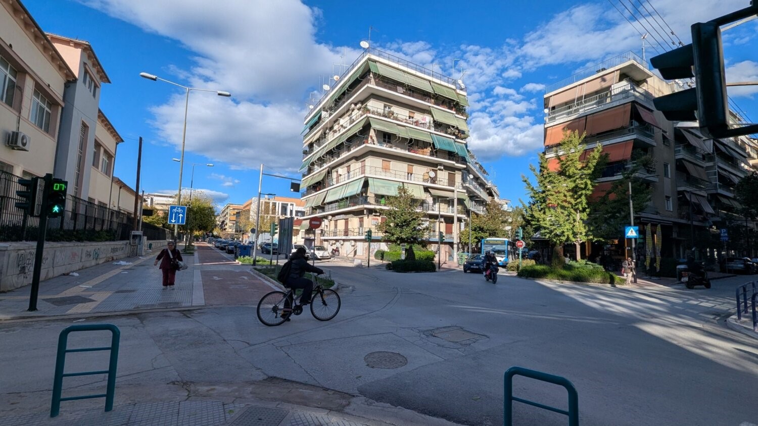 Τελειώνουν τα πεζοδρόμια στην Ανθίμου Γαζή